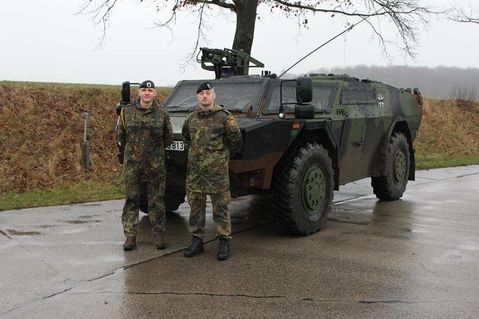 Kompaniefeldwebel („Spieß“) OStFw. Michael Gendig (lks.) und Major Andreas Fischer aus Eutin vor dem Spähpanzer Fennek. (Foto: Bundeswehr)