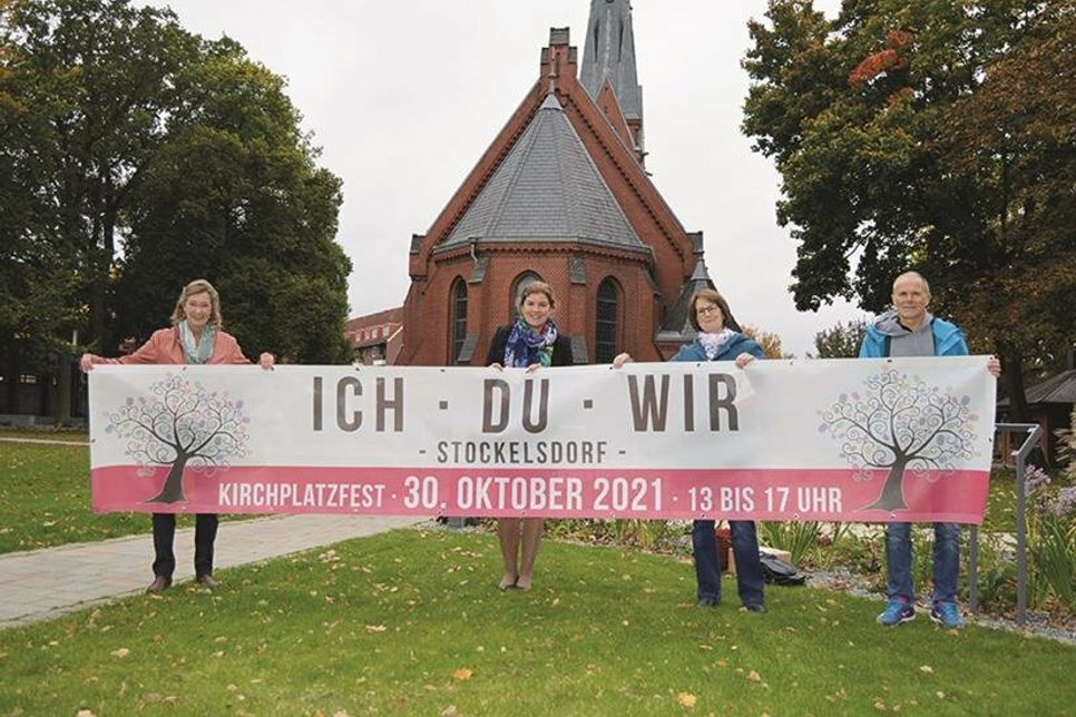 Freuen sich auf das „Kirchplatzfest“ (v.l.): Angela Prühs aus dem Vorstand der Bürgerstiftung, Bürgermeisterin Julia Samtleben, Pastorin Brigitte Mehl und Fest-Koordinator Dirk Hakelberg.