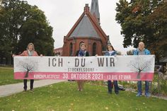 Freuen sich auf das „Kirchplatzfest“ (v.l.): Angela Prühs aus dem Vorstand der Bürgerstiftung, Bürgermeisterin Julia Samtleben, Pastorin Brigitte Mehl und Fest-Koordinator Dirk Hakelberg.