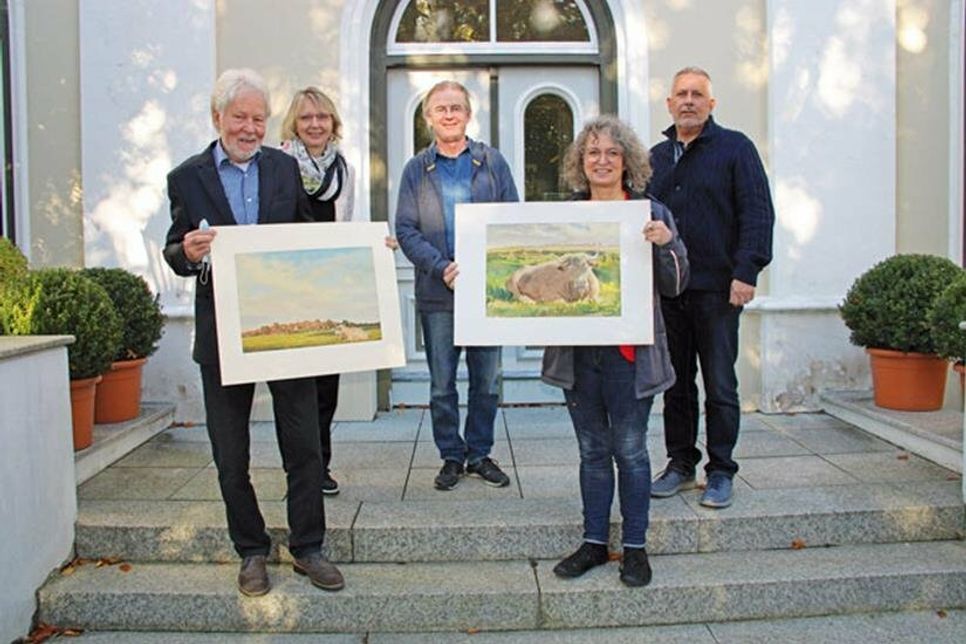Wolfgang Nieschalk und Andrea Herkelmann (im Bildvordergrund) freuen sich mit Heike Müller, Jörg Wehrend und Jörg Saba über die Beschaffung der Bilder für die Stadt Oldenburg.