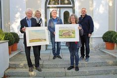 Wolfgang Nieschalk und Andrea Herkelmann (im Bildvordergrund) freuen sich mit Heike Müller, Jörg Wehrend und Jörg Saba über die Beschaffung der Bilder für die Stadt Oldenburg.