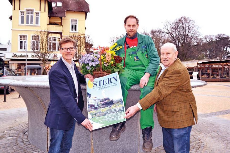 Tourismuschef Joachim Nitz (v.li.), Ideengeber Sven Petersen und Sponsor Wolfgang Rahlf freuen sich - vor dem noch leeren Brunnen - auf das bevorstehende Osterfest. (Foto: René Kleinschmidt)