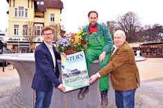 Tourismuschef Joachim Nitz (v.li.), Ideengeber Sven Petersen und Sponsor Wolfgang Rahlf freuen sich - vor dem noch leeren Brunnen - auf das bevorstehende Osterfest. (Foto: René Kleinschmidt)