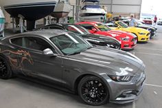 Moderne Interpretation eines legendären Logos: Das Wildpferd ziert nicht nur den Kühlergrill, sondern auch die Flanken dieses „Ford Mustang Generation 6“.