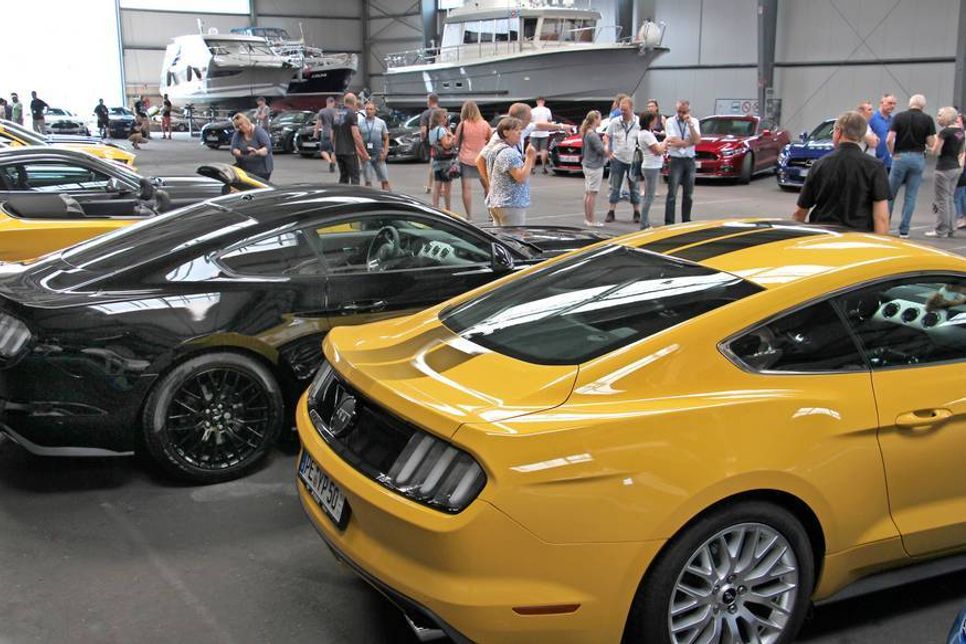 In der Ausstellungshalle konnten die Fans und Besucher die Autos bewundern.