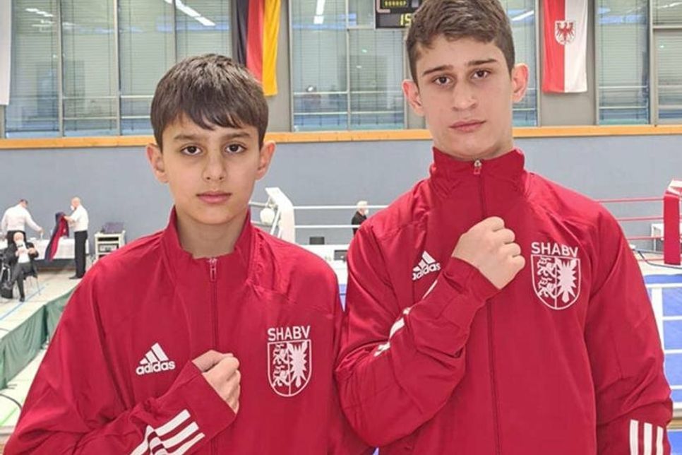Hovhannes Petrosyan (links) und Muhammad Bacaev beide vom Boxclub Preetz bei den 25. Deutschen Meisterschaften der Kadetten in Lindow (Brandenburg).