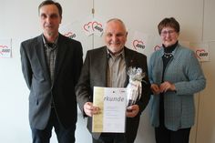 1. Vorsitzender Klaus Steuck (lks.) und 2. Vorsitzende Margitta Bruhn gratulierten Klaus Eckstein, der als Ehrenvorsitzender ausgezeichnet wurde.