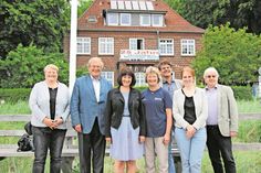 Meeresschutzreferentin Nadja Ziebarth, BUND-Bundesvorsitzender Prof. Dr. Hubert Weiger, Bürgermeisterin Dr. Tordis Batscheider, Umwelthausleiterin Martina Stapf, BUND-Landesgeschäftsführer Ole Egger und Wiebke Schiebold und Jörg Schumacher von der Sparkassen Stiftung (v. lks.).