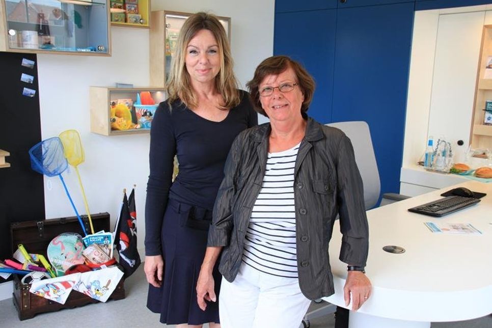 Sabine Langrehr und Regina Schranz (v. lks.) pflegen den persönlichen Kontakt zu den Gästen und kümmern sich mit Herz und Seele um ihre Belange.