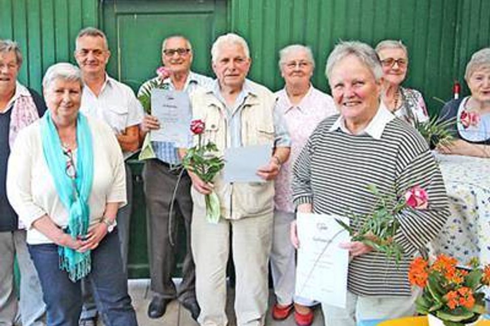 Gruppenbild der Geehrten mit der Kassenwartin Nicole Szidat (l.), der Vors. Heike Koppelwieser (3. v.l.) und des 2. Vors. Reiner Schwarten (4. v.l.)