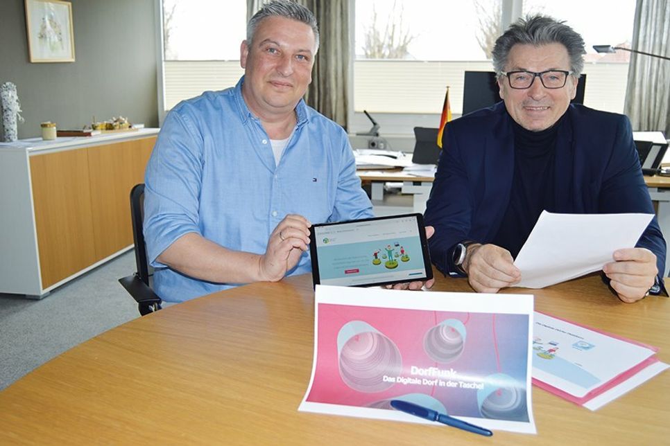 Ahrensböks Bürgermeister Andreas Zimmermann (r.) und sein Mitarbeter Marko Kindermann stellten jetzt die „DorfFunk“-App vor.