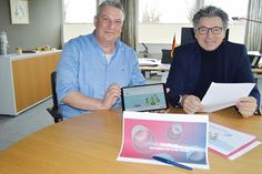 Ahrensböks Bürgermeister Andreas Zimmermann (r.) und sein Mitarbeter Marko Kindermann stellten jetzt die „DorfFunk“-App vor.