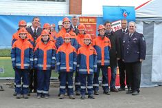 Der Feuerwehrnachwuchs mit Tom Freitag (v.l.), Ortswehrführer Warnsdorf-Häven, Thomas Harnack, stellvertretender Gemeindewehrführer, Bürgermeister Thomas Keller, Fabian Fuhrmann, Ortswehrführer Ovendorf,  und Kreisjugendfeuerwehrwart Hartmut Junge.