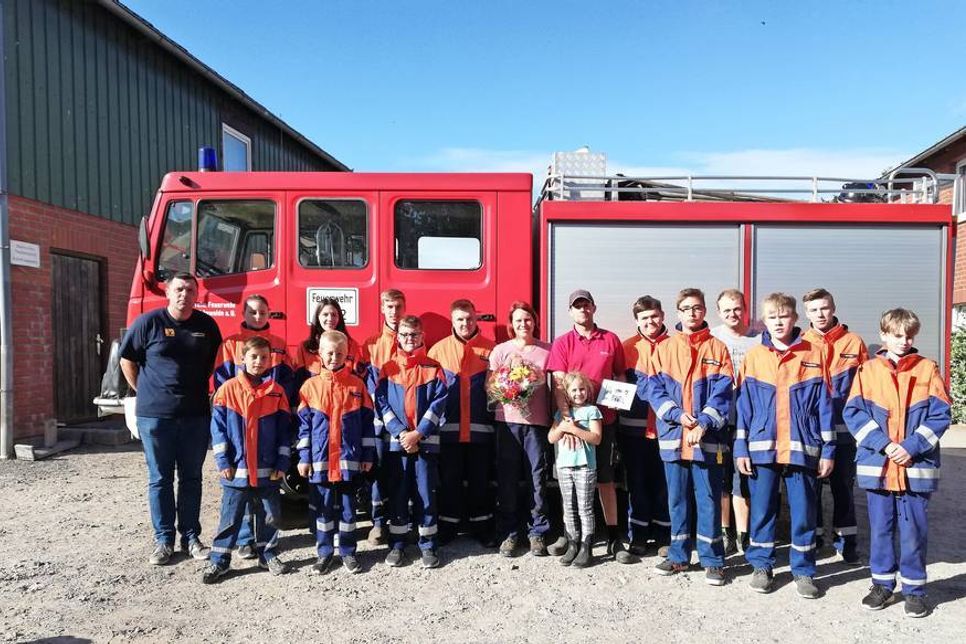 Jugendfeuerwehr mit Nico und Anette Hamer sowie Tochter Nala.