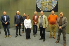 Timo Gaarz (CDU- Fraktionsvorsitzender), Landrat Reinhard Sager, Hans Pohl (stellv. Fraktionsvorsitzender Freie Wähler), Nicole Derber (stellv. Fraktionsvorsitzende Bündnis 90/Die Grünen), Burkhard Klinke (SPD-Fraktionsvorsitzender), Kreispräsident Harald Werner, Dr. Joachim Rinke (FDP- Fraktionsvorsitzender) und Franz Meschak (stellv. Fraktionsvorsitzender Die Freie Fraktion) (v. lks.).