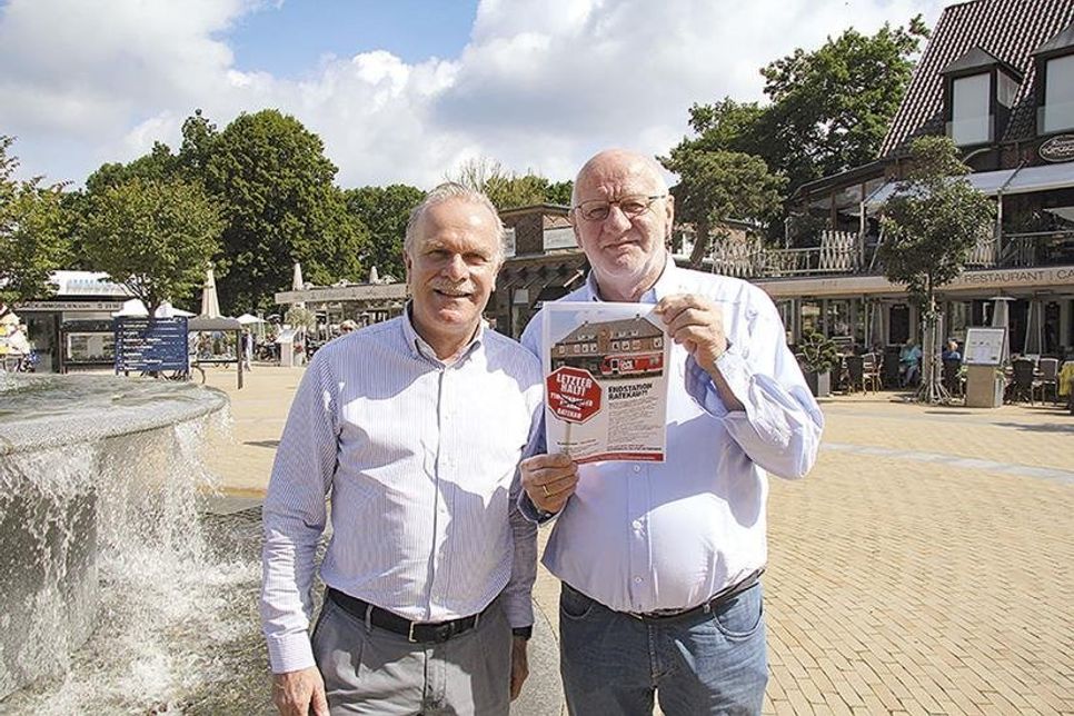 Mike Lindner und Heinz Meyer von der Aktivgruppe Handel und Gewerbe Timmendorfer Strand bitten um Unterstützung zum Erhalt der Bäderbahn. (Foto: AGHGT/hfr)
