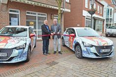 Bürgermeister Jörg Saba und Firmeninhaber Martin Aye bei der feierlichen Betriebseröffnung in Oldenburg in Holstein