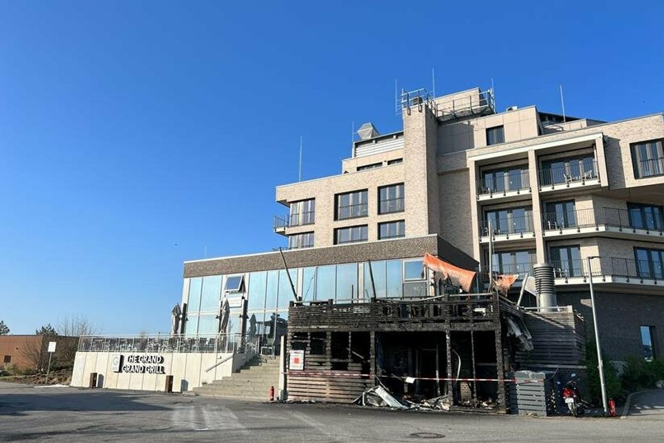 Am Morgen nach dem Feuer: Der vorgelagerte Müllbunker ist abgesperrt. Das restliche Hotel wurde nicht beschädigt.