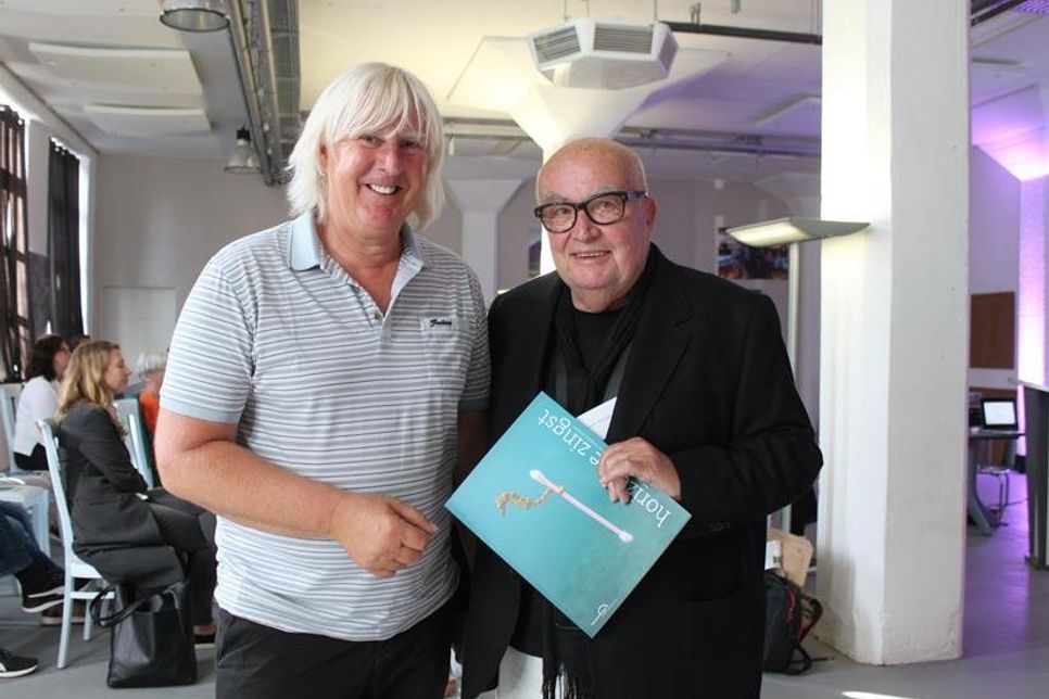 Klaus Tiedge (re.), Gründer des Horizonte Zingst-Festivals, im Gespräch mit Dietmar Baum.