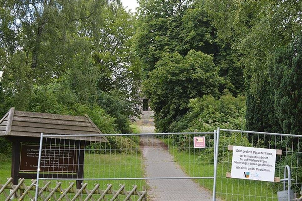 Nach Lübeck und bis zur Ostsee lässt sich von der Bismarcksäule (im Hintergrund) aus ins Land blicken – momentan ist das aber nicht möglich. Aus Sicherheitsgründen bleibt der „Turm“ weiterhin gesperrt. (Foto: Stefan Setje-Eilers)