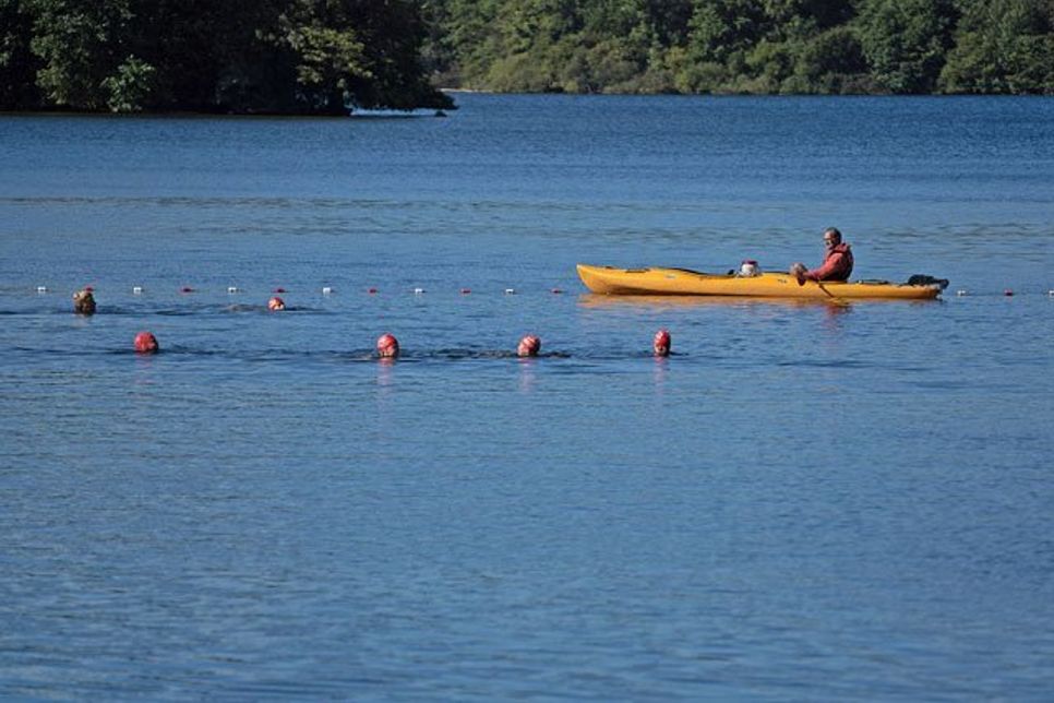 Unter den wachsamen Augen von Schwimmmeister Rainer Coen ging es ins Wasser.