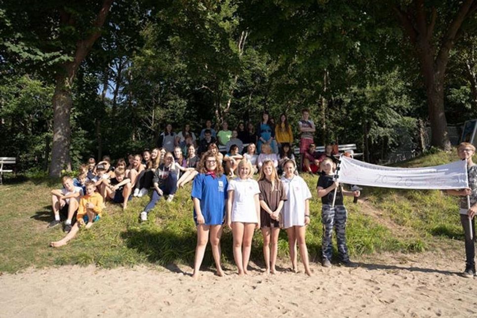 Diese Mädchen und Jungen haben gut lachen. Haben sie doch sich selbst und allen anderen gezeigt, was in ihnen steckt: Statt die Schulbank zu drücken, schwammen sie Zug um Zug im Strandbad am Dieksee. Zahlreiche Malenter Firmen und Privatpersonen belohnten die sportliche Leistung mit einem Cent pro zurückgelegtem Meter