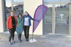 Inke Ullrich (stellvertretende Pflegedienstleitung), Heike Steinbach (Geschäftsführerin Diakonie Ostholstein) und Pflegedienstleitung Kathrin Urmoneit (v. lks.) vor den Räumen der Tagespflege im Lübschen Mühlenberg 6b.