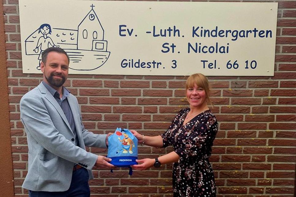 Stephanie Markmann (1. Vorsitzende des Fördervereins „Starke Kinder“) zeigte sich sehr erfreut über die Spende der Provinzial, welche durch Mathias Waack überreicht wurde und bedankte sich im Namen des Fördervereins und des St. Nicolai Kindergartens.