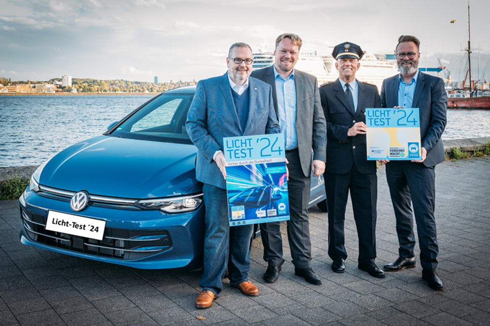 Michael Ihle (Pressesprecher des Landesverbandes des Kfz-Gewerbes S-H), Oliver Kumbartzky (Präsident der Landesverkehrswacht), Thomas Weißenberger (Leiter des Dezernats 13), Claus Ruhe Madsen (Verkehrsminister Schleswig-Holstein) (v. lks.). (Foto: Jan Gemkow)
