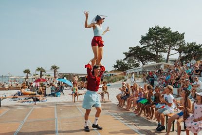 Die Auftritte der Straßenkünstler lockten am ersten Festivaltag viele Gäste an die verschiedenen Spielorte.