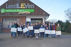 Die glücklichen Gewinner freuten sich, in diesem Jahr bei der Aktion „Land im Glück“ aus dem Lostop gezogen worden zu sein.