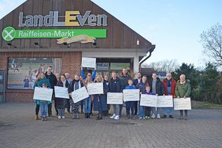 Die glücklichen Gewinner freuten sich, in diesem Jahr bei der Aktion „Land im Glück“ aus dem Lostop gezogen worden zu sein.