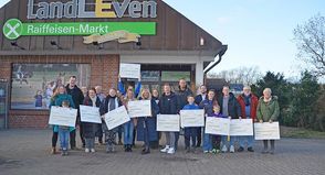 Die glücklichen Gewinner freuten sich, in diesem Jahr bei der Aktion „Land im Glück“ aus dem Lostop gezogen worden zu sein.