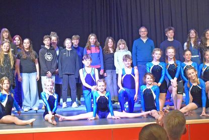 Gemeinsames Gruppenbild aller beteiligten Schülerinnen und Schüler mit Schulleiter Dr. Markus Oddey.