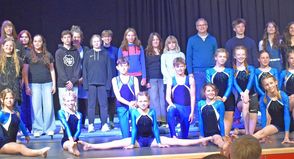 Gemeinsames Gruppenbild aller beteiligten Schülerinnen und Schüler mit Schulleiter Dr. Markus Oddey.