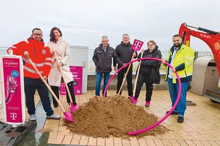 Paulo Chaves, Tiefbautechniker der Gemeinde Scharbeutz (von links), Bürgermeisterin Bettina Schäfer sowie Thomas Giessler, Carsten Hartung und Sabrina Ahrens (alle Telekom) und Dana Jassim von der Baufirma Quick City beim Spatenstich für mehr Glasfaser in Haffkrug.