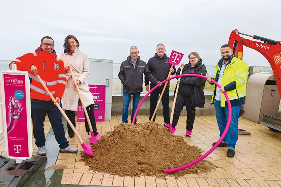 Paulo Chaves, Tiefbautechniker der Gemeinde Scharbeutz (von links), Bürgermeisterin Bettina Schäfer sowie Thomas Giessler, Carsten Hartung und Sabrina Ahrens (alle Telekom) und Dana Jassim von der Baufirma Quick City beim Spatenstich für mehr Glasfaser in Haffkrug.