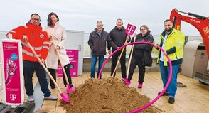 Paulo Chaves, Tiefbautechniker der Gemeinde Scharbeutz (von links), Bürgermeisterin Bettina Schäfer sowie Thomas Giessler, Carsten Hartung und Sabrina Ahrens (alle Telekom) und Dana Jassim von der Baufirma Quick City beim Spatenstich für mehr Glasfaser in Haffkrug.