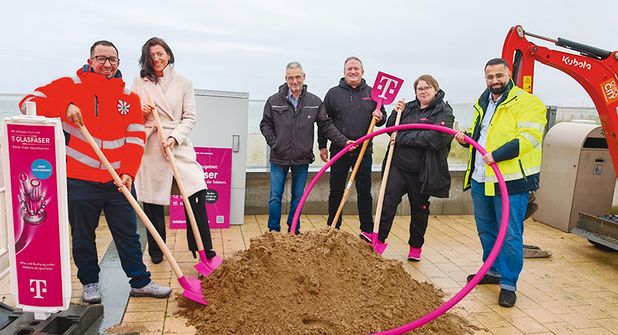 Paulo Chaves, Tiefbautechniker der Gemeinde Scharbeutz (von links), Bürgermeisterin Bettina Schäfer sowie Thomas Giessler, Carsten Hartung und Sabrina Ahrens (alle Telekom) und Dana Jassim von der Baufirma Quick City beim Spatenstich für mehr Glasfaser in Haffkrug.