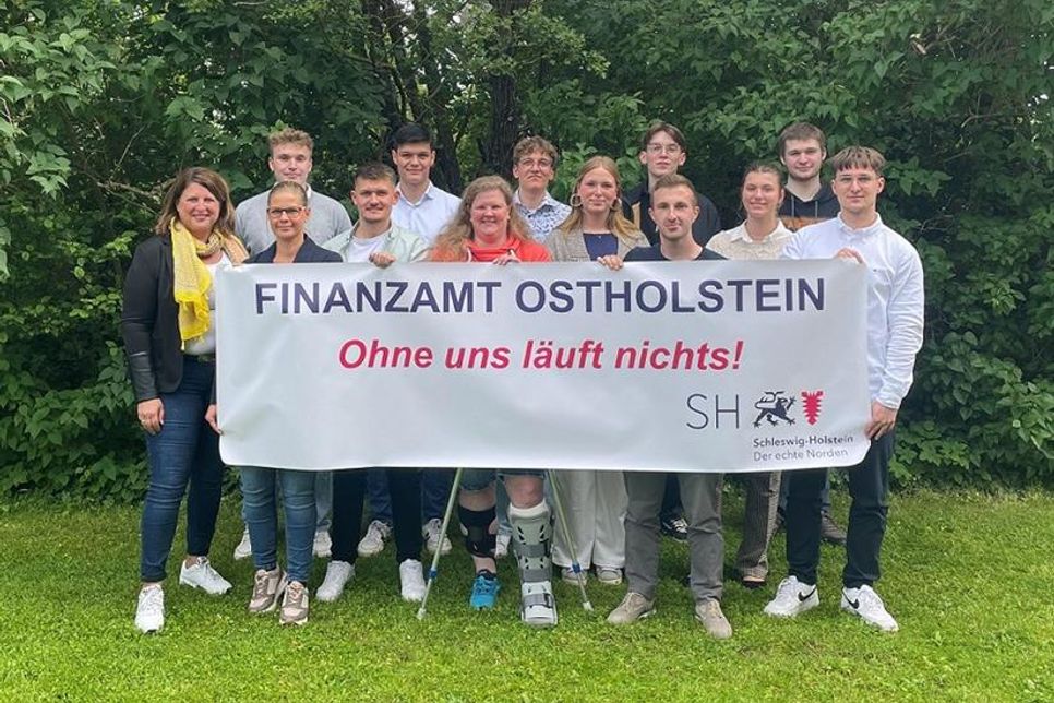 Britta-Christin Mittelstädt (Sachgebietsleitung für die Ausbildung) mit den Steuer- und Finanzanwärtern Oskar-Bahne Fink, Anneke Hanßen, Jonas Michelsen, Simon Steltner, Mareike Johannson, Oke Hasselmann, Anna-Mieke Kardel, Finn Theuerkauf, Meikel Hakobjan, Charlotte Nicklas, Kenneth Jaax und Denis Klein (v. lks.).