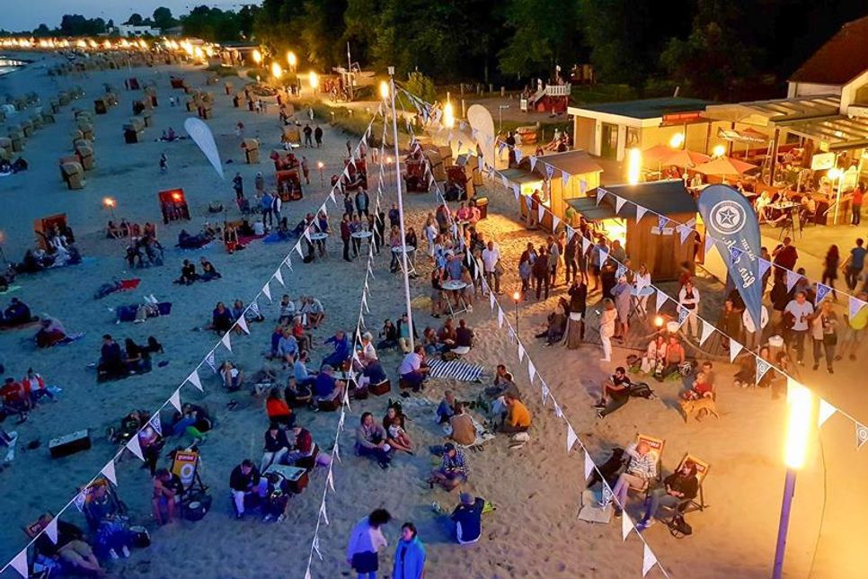 Das Chillout-Konzert mit DJ Vargo und Gitarren-Maestro Roland Cabezas gibt´s direkt am DLRG-Turm am Nordstrand in Kellenhusen.