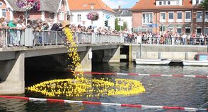 Das Lions-Entenrennen im Neustädter Hafen ist ein echtes Sommer-Highlight für die ganze Familie.