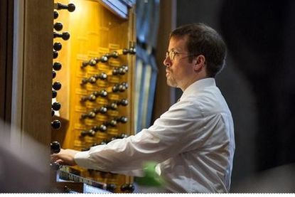 Hendrik Munsonius an der Orgel