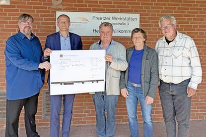 Übergabe des symbolischen Checks in Höhe von EUR 2.000 an die Preetzer Werkstätten (von links nach rechts: Wolfram Acker (Präsident des Lions Clubs Sconeberg), Kai Stefan Peick (Vorsitzender des Fördervereins des Lions Club Sconenerg e. V.), Bernd Zwirner (stellvertretender Geschäftsführer der Preetzer Werkstätten), Danilo Bauer, Fachbereichsleiter „Teilhabe“, Bernd Bollmann, Fachbereichsleiter „Förderung und Hilfen“.