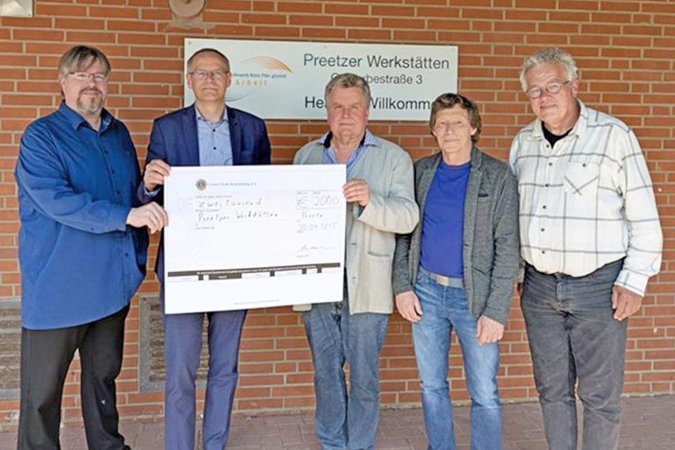 Übergabe des symbolischen Checks in Höhe von EUR 2.000 an die Preetzer Werkstätten (von links nach rechts: Wolfram Acker (Präsident des Lions Clubs Sconeberg), Kai Stefan Peick (Vorsitzender des Fördervereins des Lions Club Sconenerg e. V.), Bernd Zwirner (stellvertretender Geschäftsführer der Preetzer Werkstätten), Danilo Bauer, Fachbereichsleiter „Teilhabe“, Bernd Bollmann, Fachbereichsleiter „Förderung und Hilfen“.