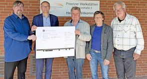 Übergabe des symbolischen Checks in Höhe von EUR 2.000 an die Preetzer Werkstätten (von links nach rechts: Wolfram Acker (Präsident des Lions Clubs Sconeberg), Kai Stefan Peick (Vorsitzender des Fördervereins des Lions Club Sconenerg e. V.), Bernd Zwirner (stellvertretender Geschäftsführer der Preetzer Werkstätten), Danilo Bauer, Fachbereichsleiter „Teilhabe“, Bernd Bollmann, Fachbereichsleiter „Förderung und Hilfen“.