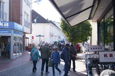 Viele nutzten das Angebot, bummelten durch die teilnehmenden Geschäfte und bezahlten ihre Einkäufe mit D-Mark.