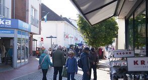 Viele nutzten das Angebot, bummelten durch die teilnehmenden Geschäfte und bezahlten ihre Einkäufe mit D-Mark.