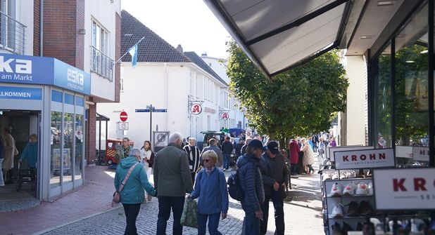Viele nutzten das Angebot, bummelten durch die teilnehmenden Geschäfte und bezahlten ihre Einkäufe mit D-Mark.