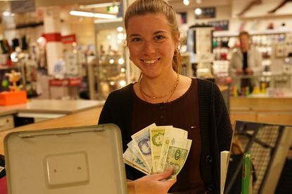 Mona Wiechmann vom eska Kaufhaus kennt die Währung nur von der Aktion des Gewerbevereins, die seit vielen Jahren am 3. Oktober stattfindet.